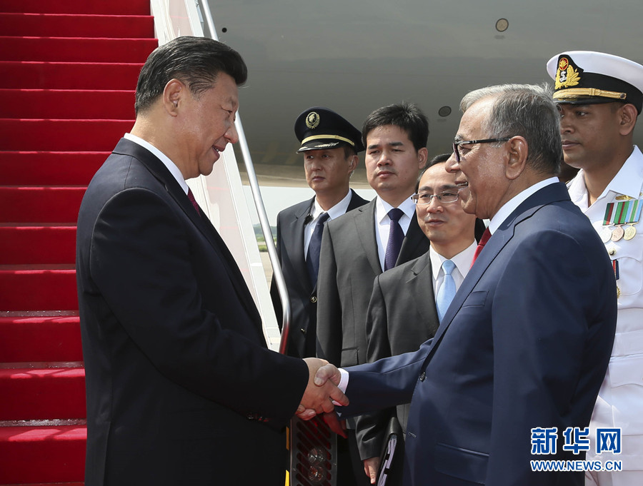 10月14日，国家主席习近平抵达达卡，开始对孟加拉人民共和国进行国事访问。这是孟加拉国总统哈米德在舷梯旁迎接习近平主席。 新华社记者兰红光 摄