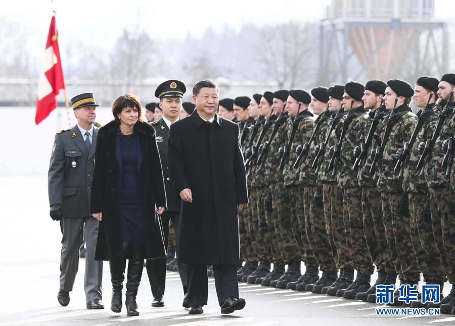 1月15日，国家主席习近平乘专机抵达苏黎世，开始对瑞士联邦进行国事访问。 这是习近平在瑞士联邦主席洛伊特哈德陪同下检阅仪仗队。新华社记者 兰红光 摄