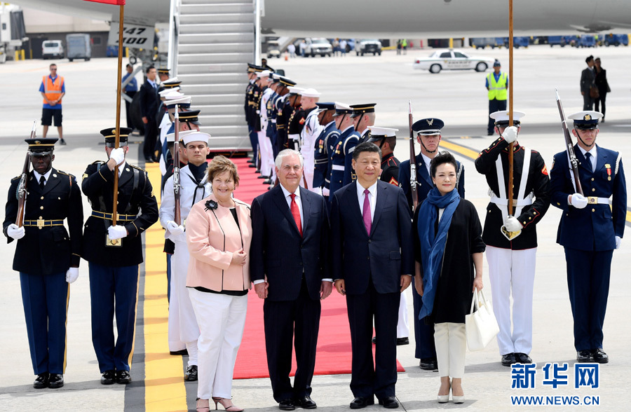 4月6日，国家主席习近平乘专机抵达美国佛罗里达州，将在海湖庄园同美国总统特朗普举行中美元首会晤。习近平和夫人彭丽媛受到美国国务卿蒂勒森夫妇等热情迎接。新华社记者 吴晓凌 摄