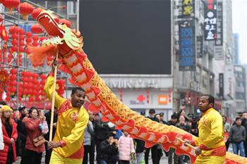 庙会上来了一群洋学生